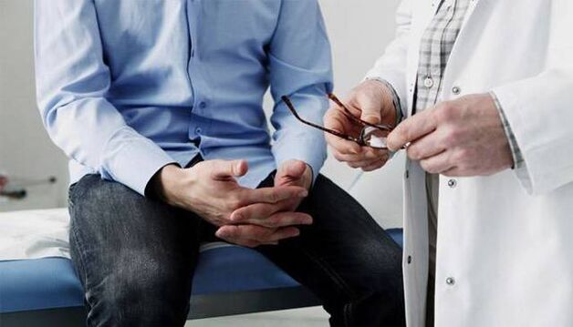 lekár dáva odporúčania pacientovi s prostatitídou